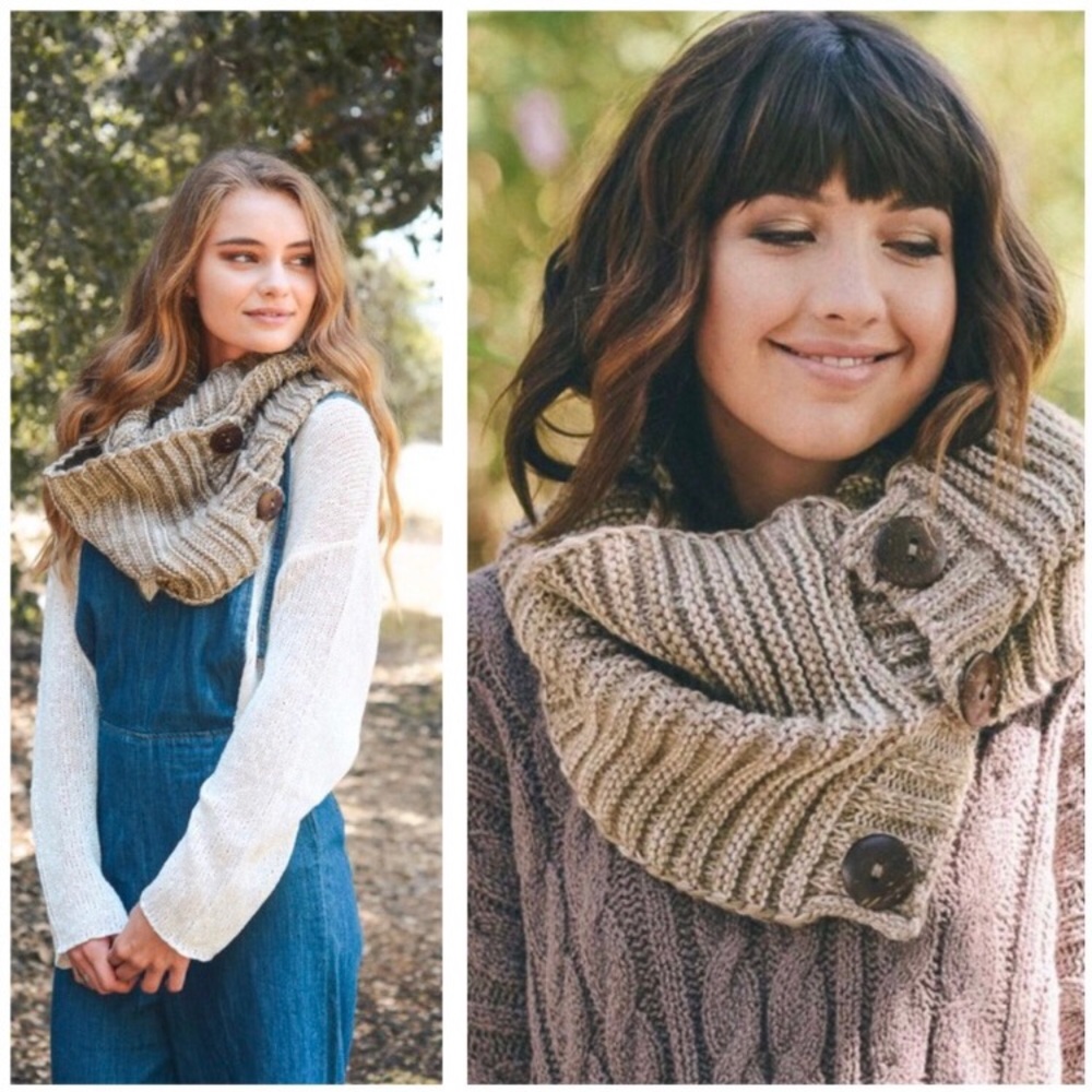 ✨SALE!✨5⭐️NEW! CHIC KNIT INFINITY BUTTON SCARF - Picture 3 of 7